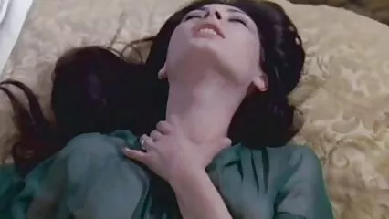 سیاہ میں سنہرے بالوں والی ایک سخت ہڈی فل سیکسی ویڈیو straddled.
