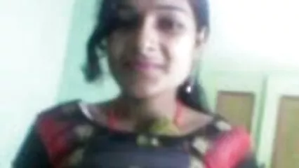 محبت کرنے والے نوجوان بڑے بستر پر نارمل جنسی تعلقات سیکسی فل رکھتے تھے۔