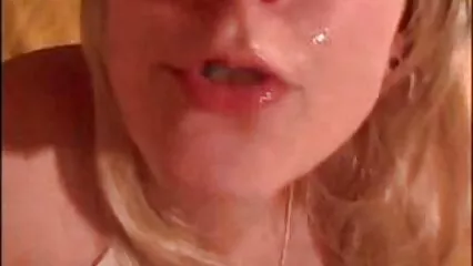 خوبصورت خوبصورتی لڑکے فل سیکسی فلم کے لنڈ پر چھلانگ لگاتی ہے۔