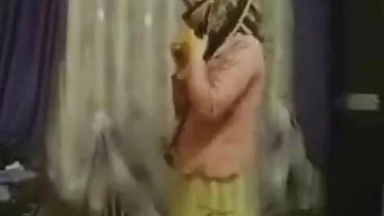 اس نے اپنی پتلون نیچے سیکسی ویڈیوز کی اور سنہرے بالوں والی کو بلی میں چدوایا۔