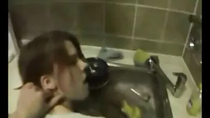 بڑے دودھ کے ساتھ ایک موٹی عورت اپنی بلی اور گدی نیو سیکسی ویڈیو کو پھیلاتی ہے.