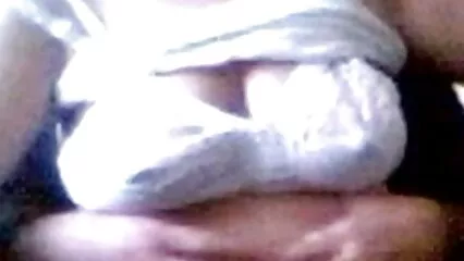 خوبصورت عورت اپنی ٹانگیں پھیلاتی ہے اور کالے لنڈ سیکسی ویڈیو سیکسی سے لطف اندوز ہوتی ہے۔
