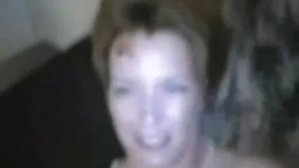 Nondescript خاتون نے orgasm کے لیے ایک چھوٹا سا ڈک ٹرپل سیکس ویڈیو چوس لیا۔