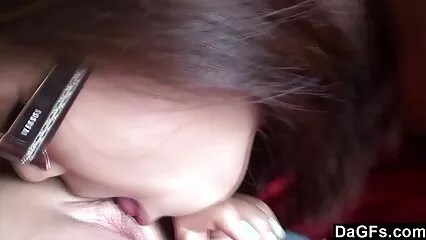 لڑکی کالی جاںگھیا میں اپنی بلی کو جھٹکا دیتی ہے۔ فل سیکسی فلم