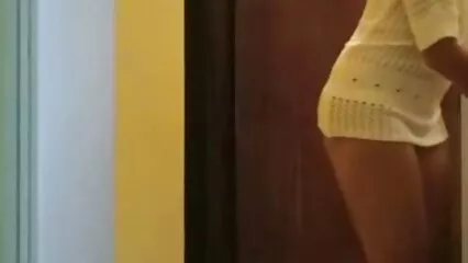 ایک لڑکی بغیر سیکس ویڈیو مووی مونڈنے والی vulva والی بستر پر کراہ رہی ہے۔