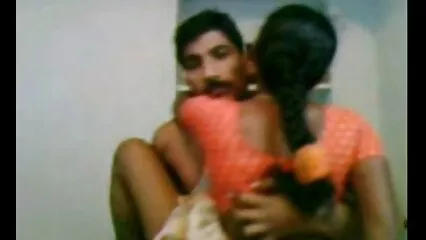 خوبصورت خوبصورتی سیکسی ویڈیوز نے اپنے بوائے فرینڈ کو ہینڈ جاب دیا۔
