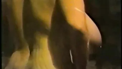 گدی آنٹی ایک سفید صوفے پر سیکسی ویڈیوز سیاہ فام آدمی کے ساتھ چدائی۔