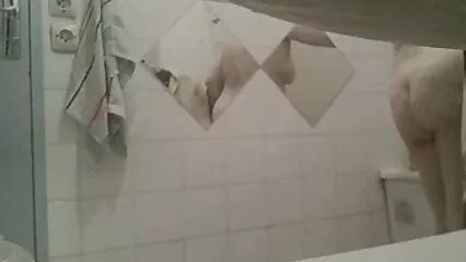 ایک خوبصورت نوجوان مالش کرنے والا لڑکی کو سیکسی فل چودتا ہے۔