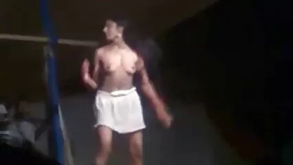 خوبصورتی مہارت سے سیکسی فل اپنے نئے بوائے فرینڈ کے بولٹ کو پیار کرتی ہے۔