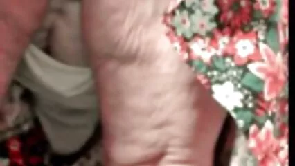 ایک سیکسی لڑکی کی ویڈیو پتلی مالکن نے اپنے ساتھی کے چھوٹے عضو تناسل کو چوس لیا۔