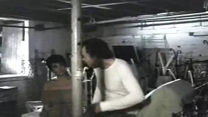 ایک غیر واضح آدمی نے سیاہ فام عورت کو عضو تناسل چاٹنے سیکسی ویڈیوز کے لیے دیا۔