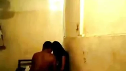ایک فرتیلا لڑکی ہوٹل میں فل سیکسی ویڈیو پینلٹی ممبر کو چوس رہی ہے۔
