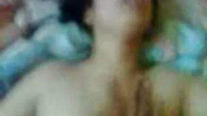 پیاری بکری دیوار سیکسی فل کے سوراخ سے چوس رہی ہے۔