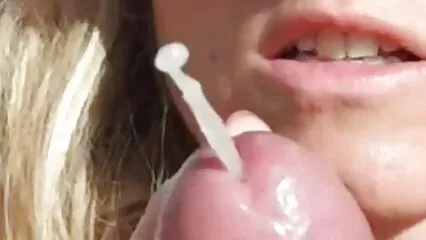 سیاہ جلد والی خوبصورتی سیکسی لڑکی کی ویڈیو رکن پر ٹھنڈی حرکت کرتی ہے۔