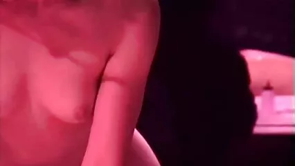 ایک بڑے phallus ویڈیو سیکسی کے ساتھ، شریف آدمی خوشگوار طور پر ایک تنگ بلی fucks.