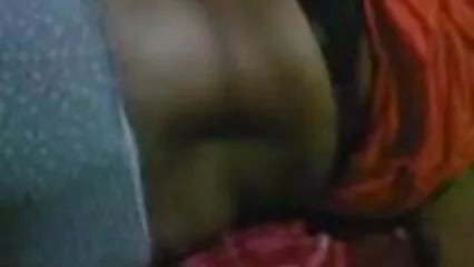 غیر محفوظ سنہرے بالوں ٹرپل سیکس ویڈیو والی اپنی گدی کے ساتھ ڈک پر بیٹھ گئی۔
