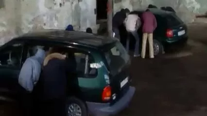 بہادر سرخ کتیا دو سیکسی ویڈیوز مردوں کے ساتھ جھڑکتی ہے۔