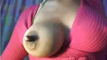 مالش کرنے والے نے ایک پرکشش کلائنٹ کو سیکس کے لیے سیکسی ویڈیوز مائل کیا۔