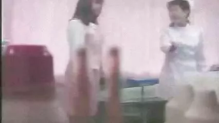 گیٹ وے میں، ویڈیو سیکسی ویڈیو لڑکوں نے سنہرے بالوں والی ممبروں کو کھانا کھلایا۔