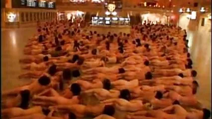 سیاہ فام عورت سونے انڈین سیکسی ویڈیو کے کمرے میں سفید پلے بوائے کو چوس رہی ہے۔