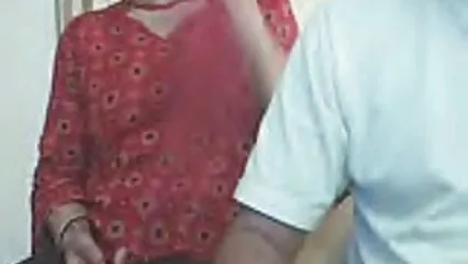 خوفزدہ سیکسی لڑکی ویڈیو نوکرانی نے ہوٹل کے ایک کلائنٹ کی مدد کی اور لنڈ کو جھٹکا دیا۔