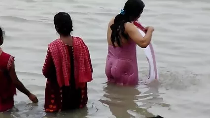 ایک خوبصورت ملٹو ہوٹل میں سخت فل سیکسی ویڈیو فالوس چوس رہا ہے۔