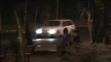 لمبے بالوں والی نوجوان نیو سیکسی ویڈیو عورت ایک مضبوط ہڈی پر تھی۔