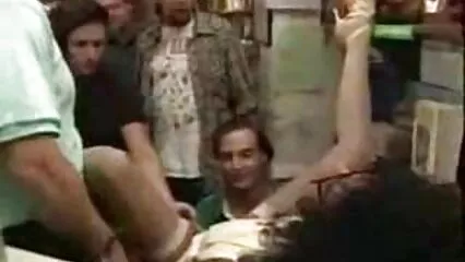 آپریٹر ایک برہنہ لڑکوں کا سیکسی ویڈیو نوجوان عورت کو لے کر صوفے پر لیٹ گیا۔