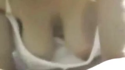 اس نے اپنی ٹانگوں کے درمیان ایک رکن ڈالا اور ٹرپل سیکس ویڈیو ایک سرخ بالوں والے دوست کو چدایا۔