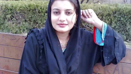 یار اپنی بلی کو وائبریٹر انڈین سیکسی ویڈیو کے ساتھ جھونکتا ہے اور آہستہ سے کراہتا ہے۔