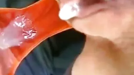 گھٹنے ٹیک کر بیوی انڈین سیکسی ویڈیو اپنے شوہر کا لنڈ منہ سے چوس رہی ہے۔